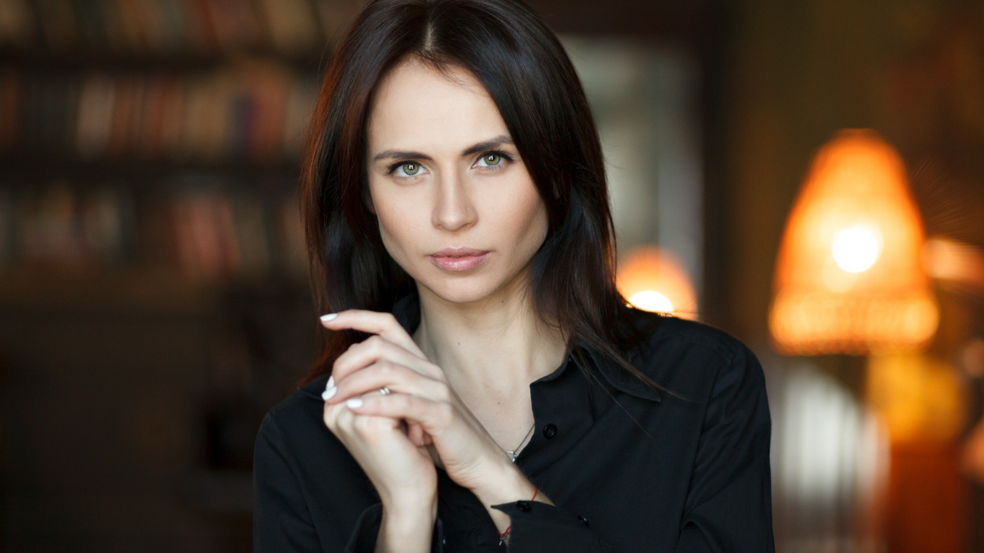 Стильная девушка брюнетка с длинными волосами 