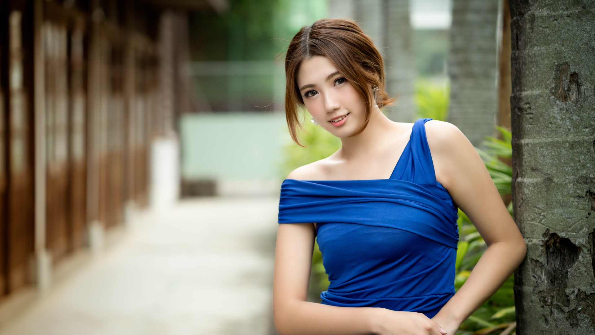 Молодая девушка азиатка в красивом голубом платье