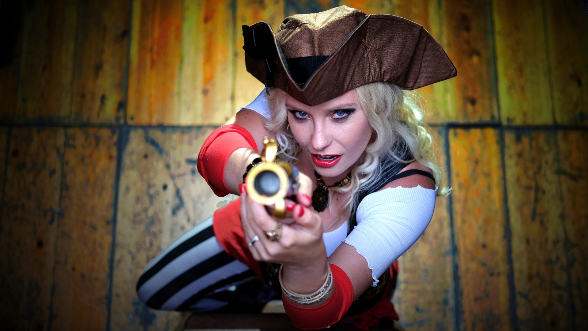 Молодая голубоглазая девушка в костюме пирата