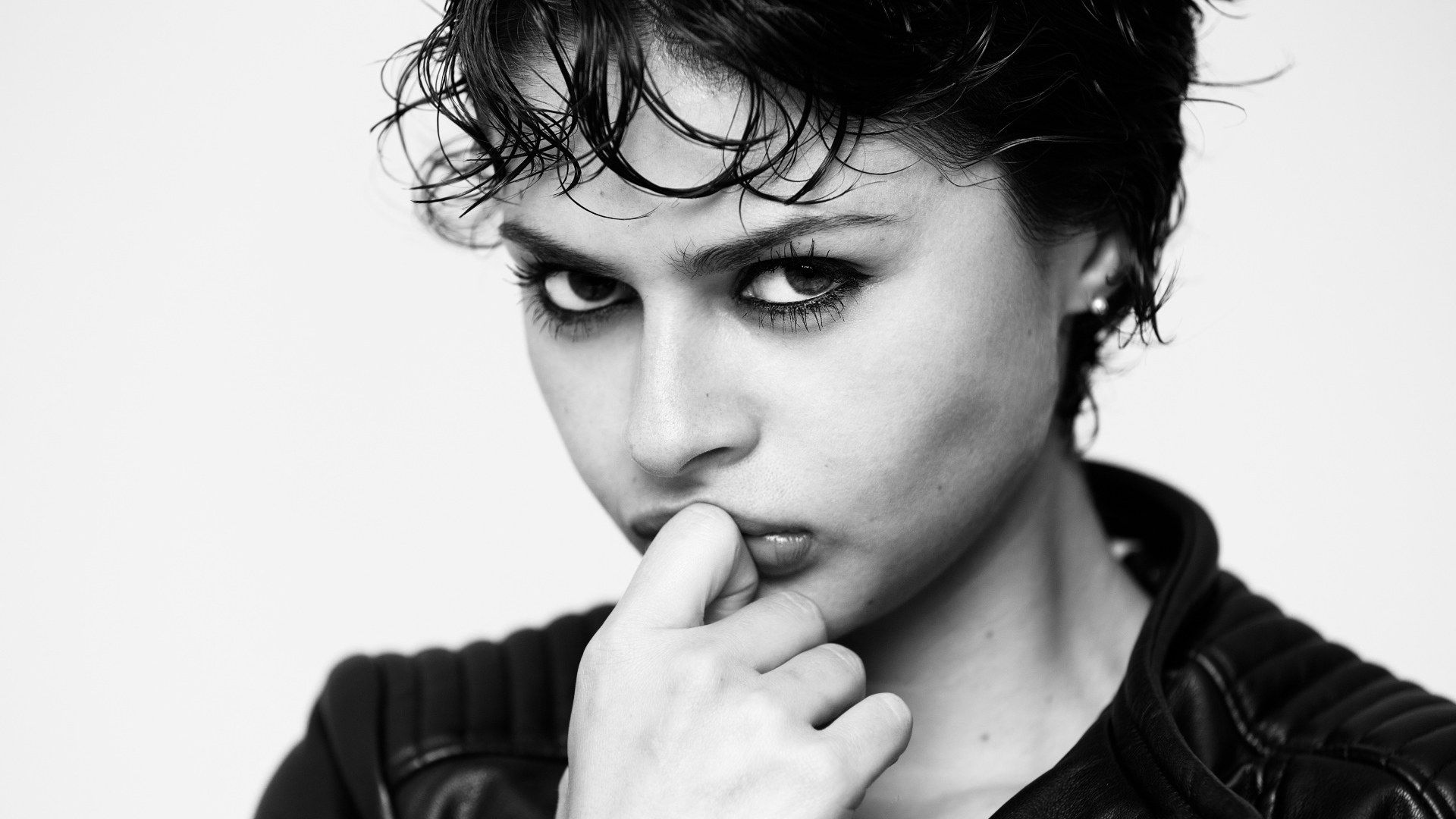 Молодая девушка с серьезным взглядом черно-белое фото