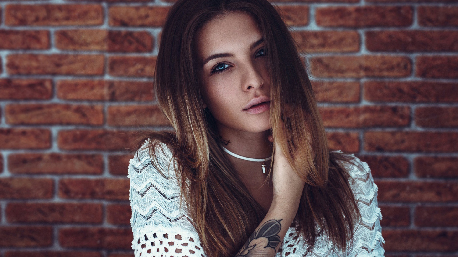 Молодая девушка с татуировкой на руке