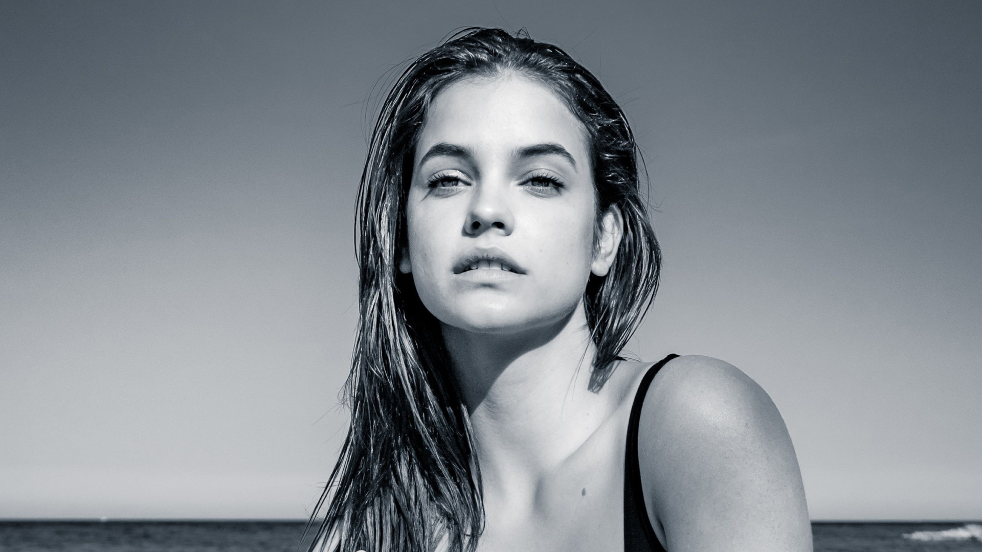 Красивая девушка модель Барбара Палвин черно-белое фото