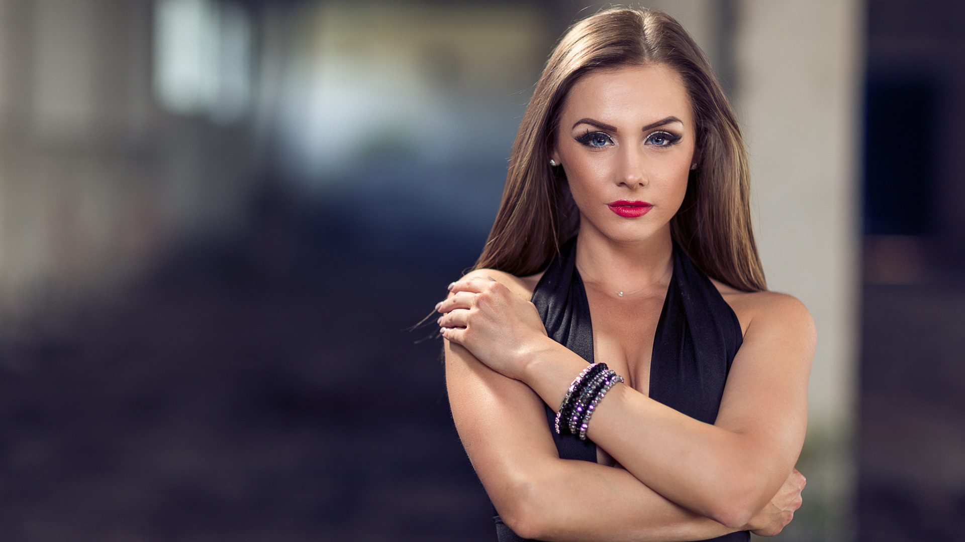 Голубоглазая девушка модель с красивым макияжем