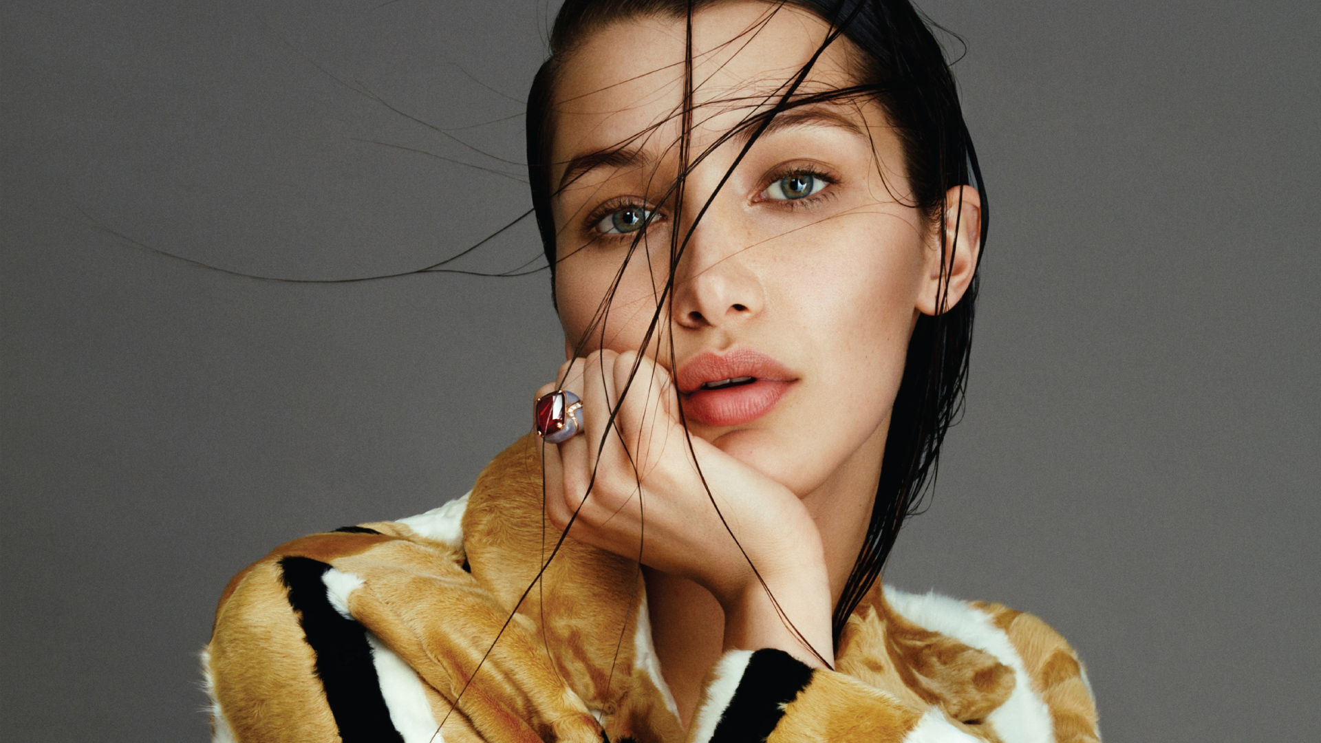 Девушка модель Белла Хадид фото на сером фоне