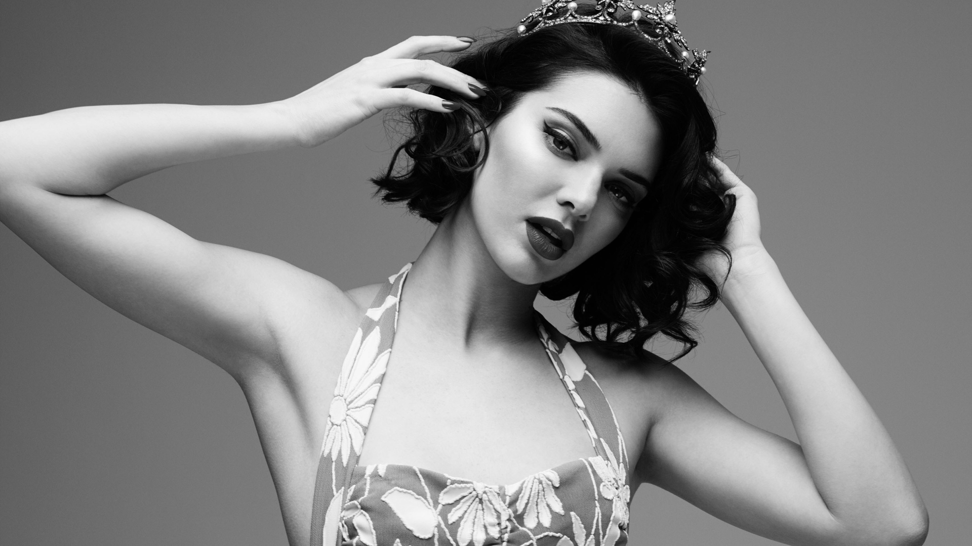 Фотомодель Кендалл Дженнер в короне, черно белое фото