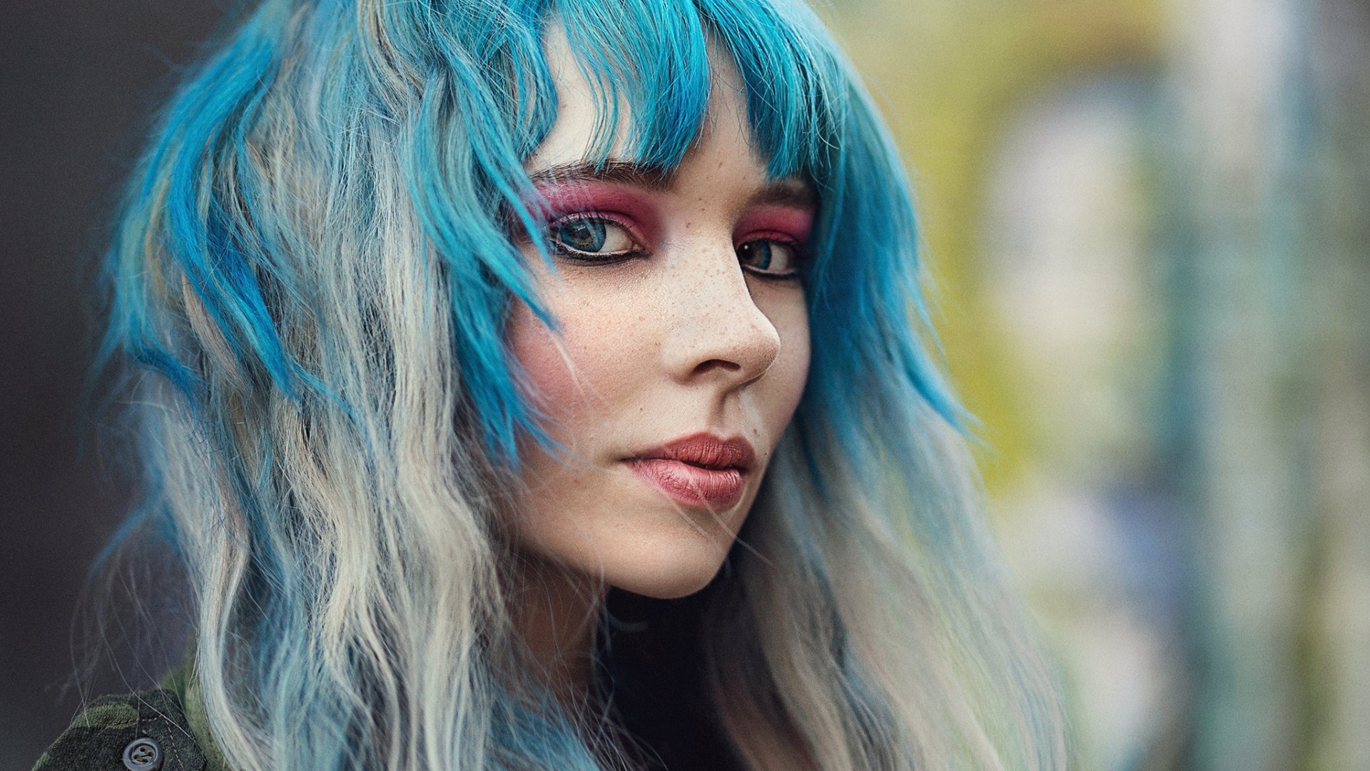 Молодая девушка модель с голубыми волосами