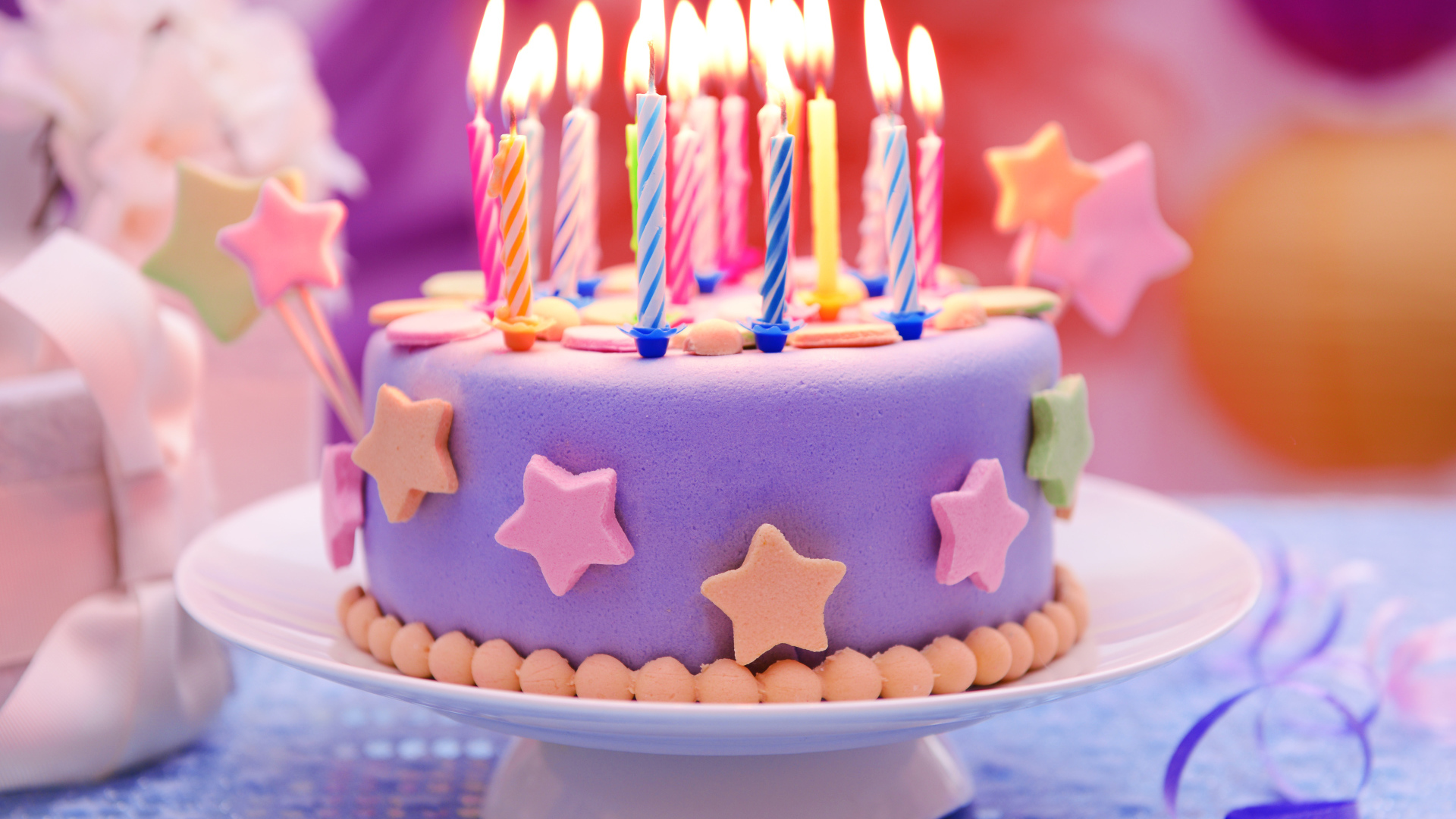 Красивый торт на день рождения со свечами