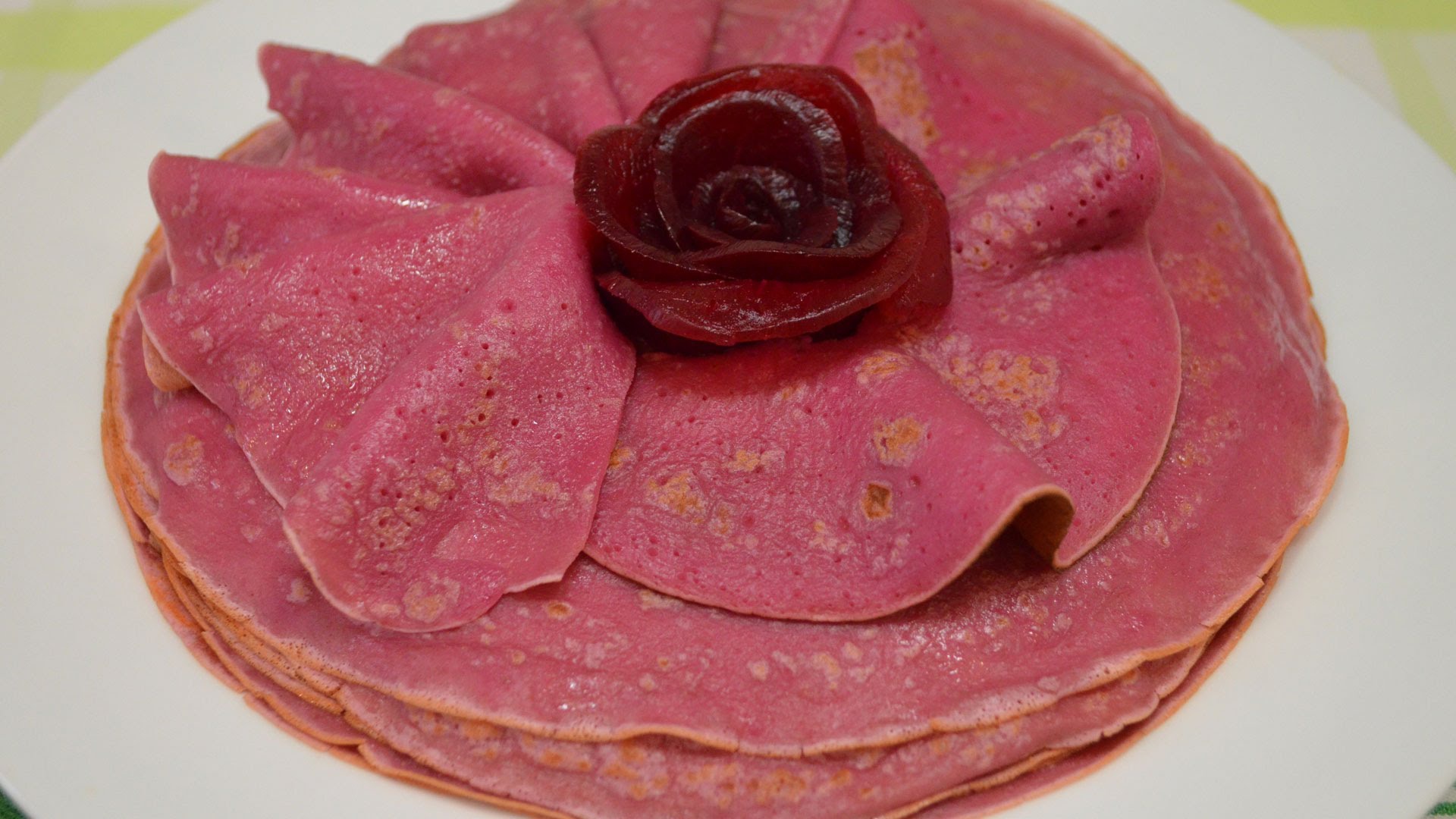 Красивые свекольные блины угощение на Масленицу 