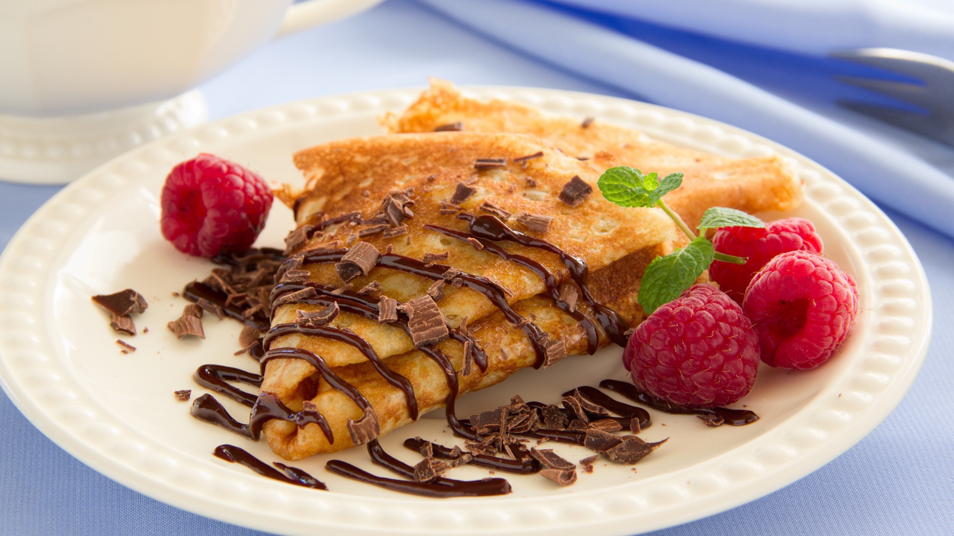 Блины с тертым шоколадом и малиной 