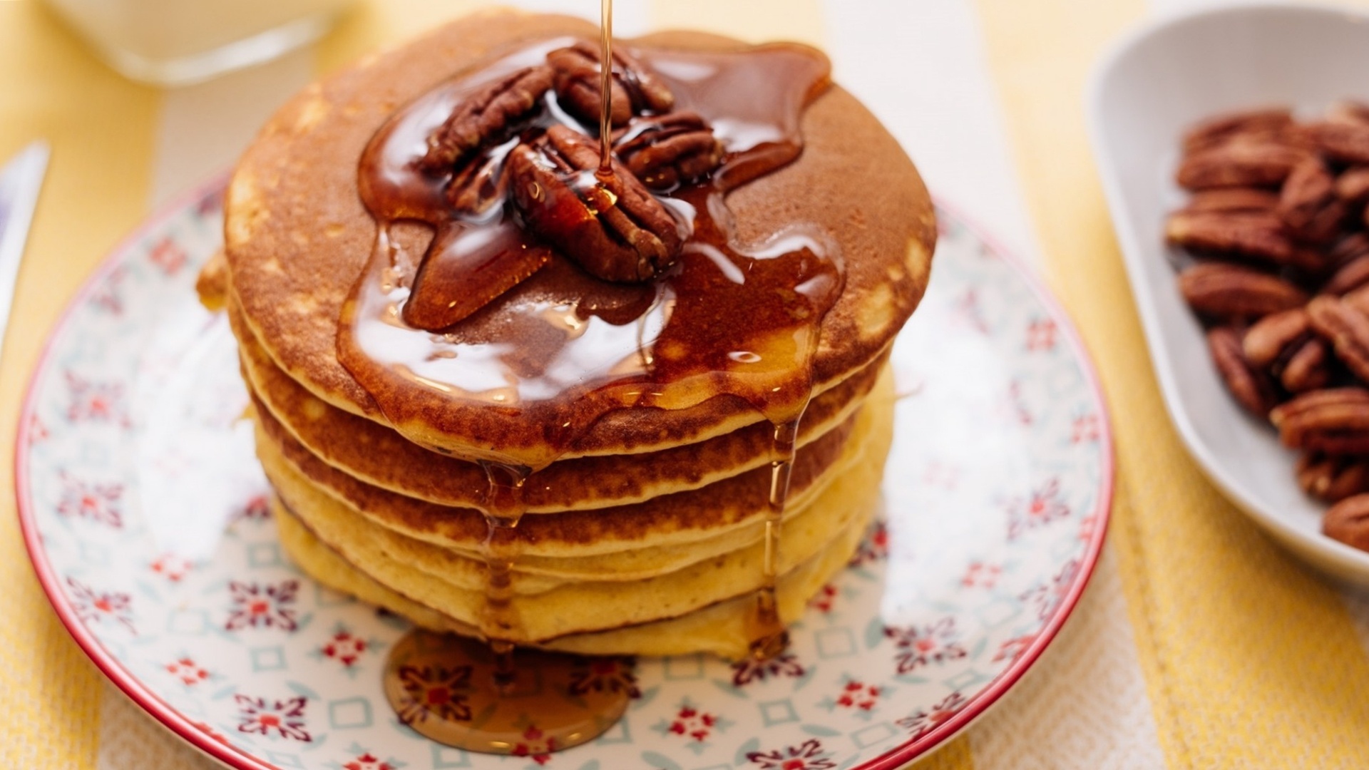 Блины с орехами и медом на Масленицу 