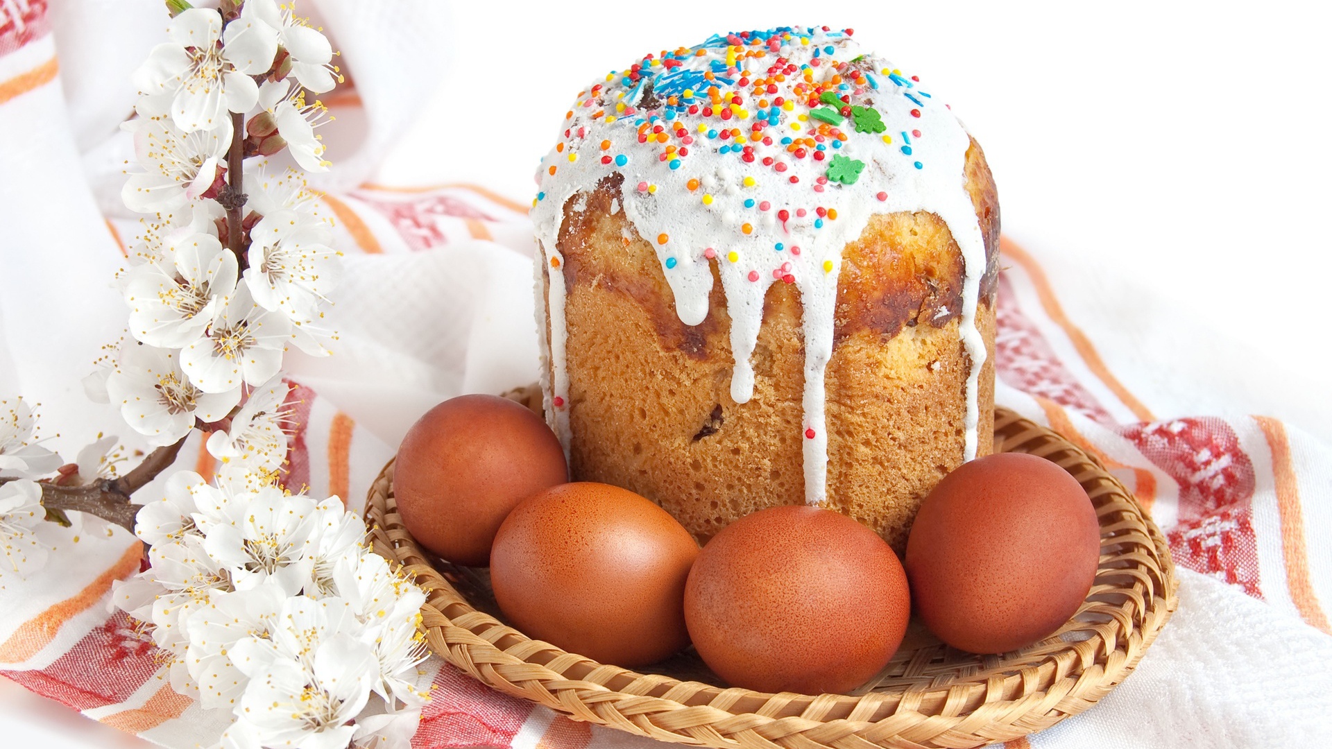 Пасхальный кулич и яйца на праздничном столе 