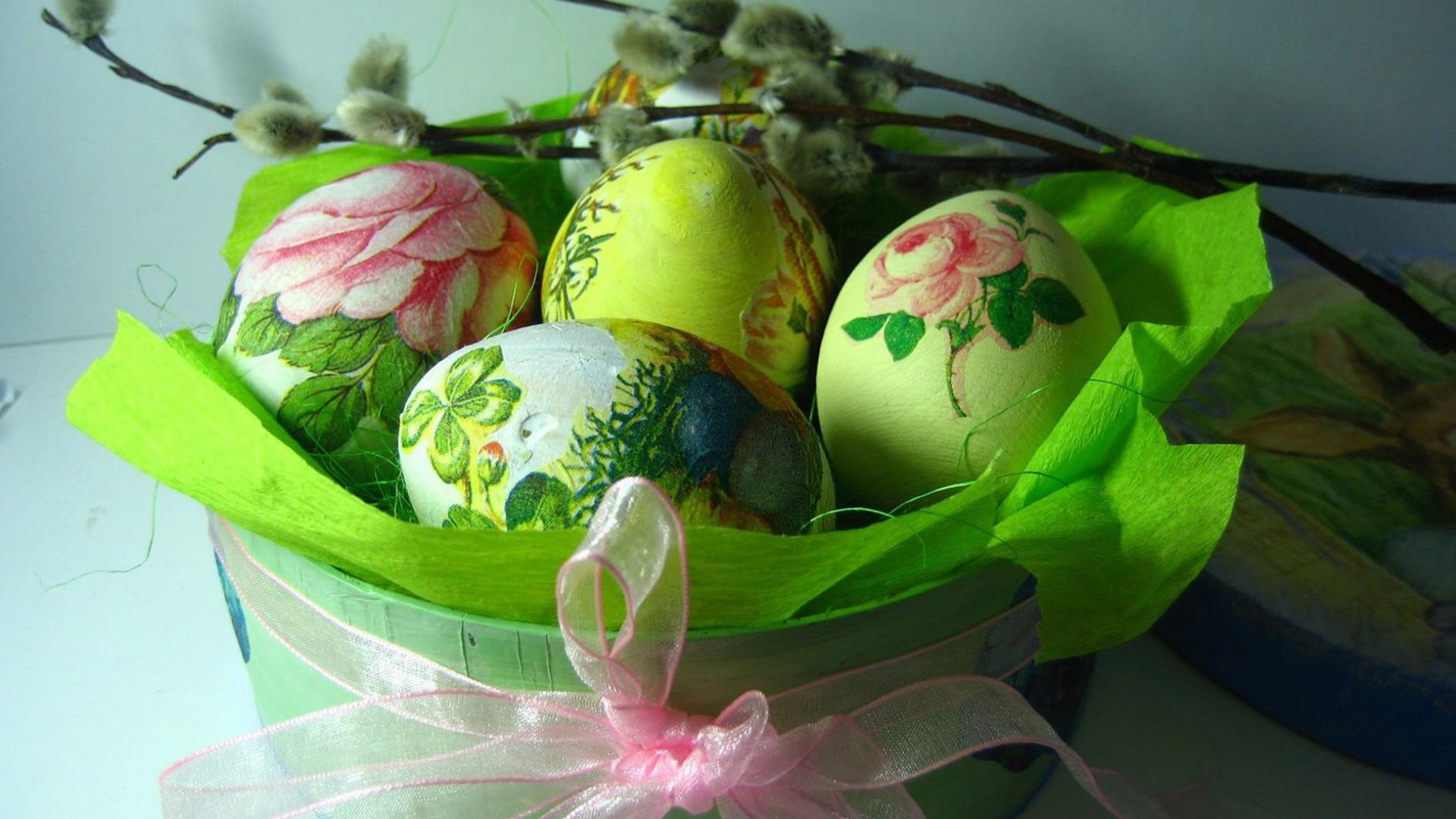 Расписанные пасхальные яйца в праздничной коробке 