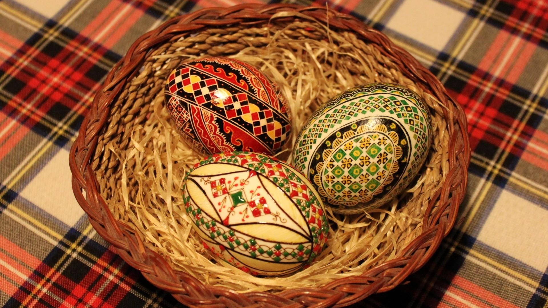 Три красивых яйца в корзине на праздник Пасха 
