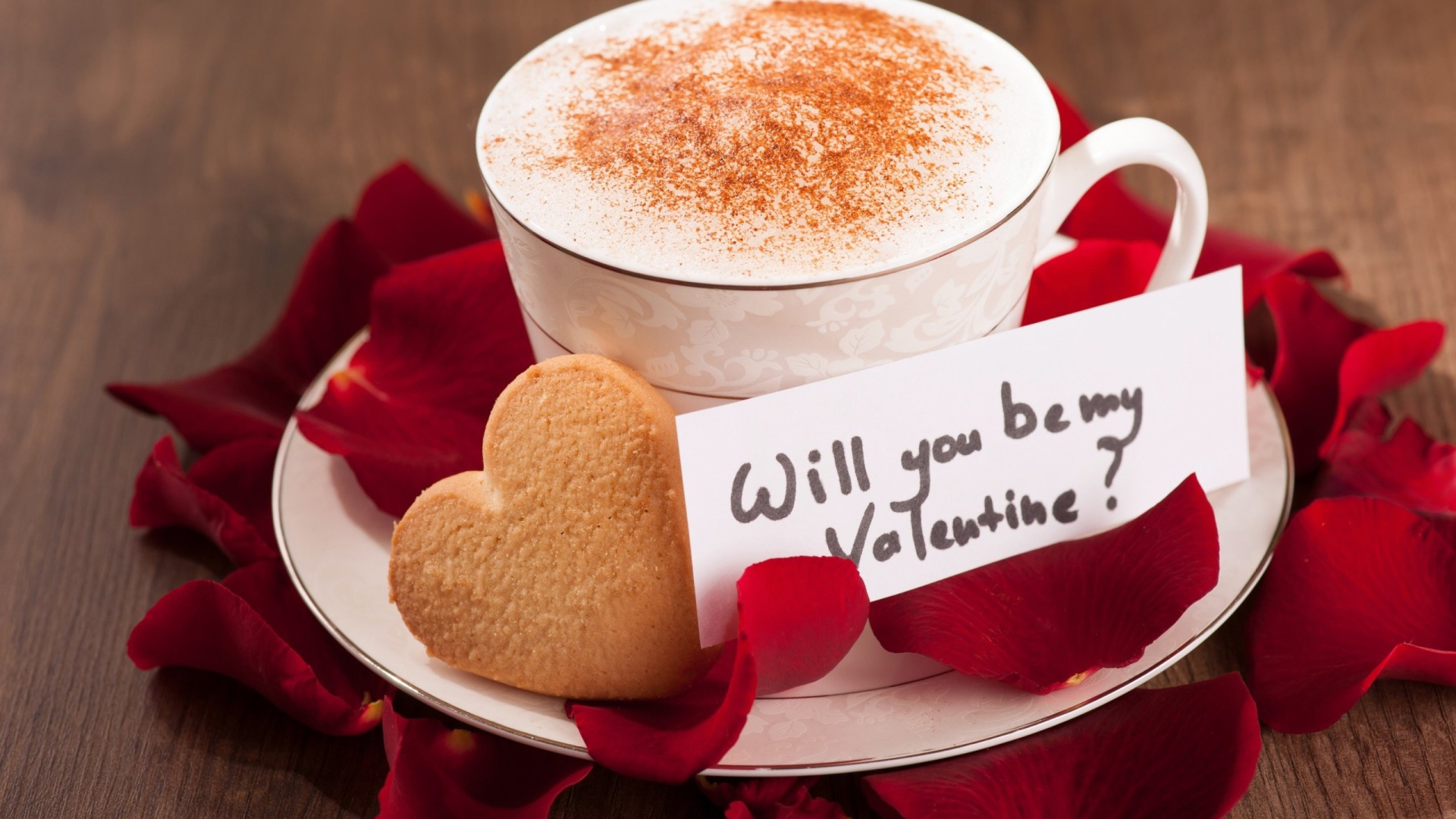 Кружка кофе с печеньем и лепестками роз на день святого Валентина