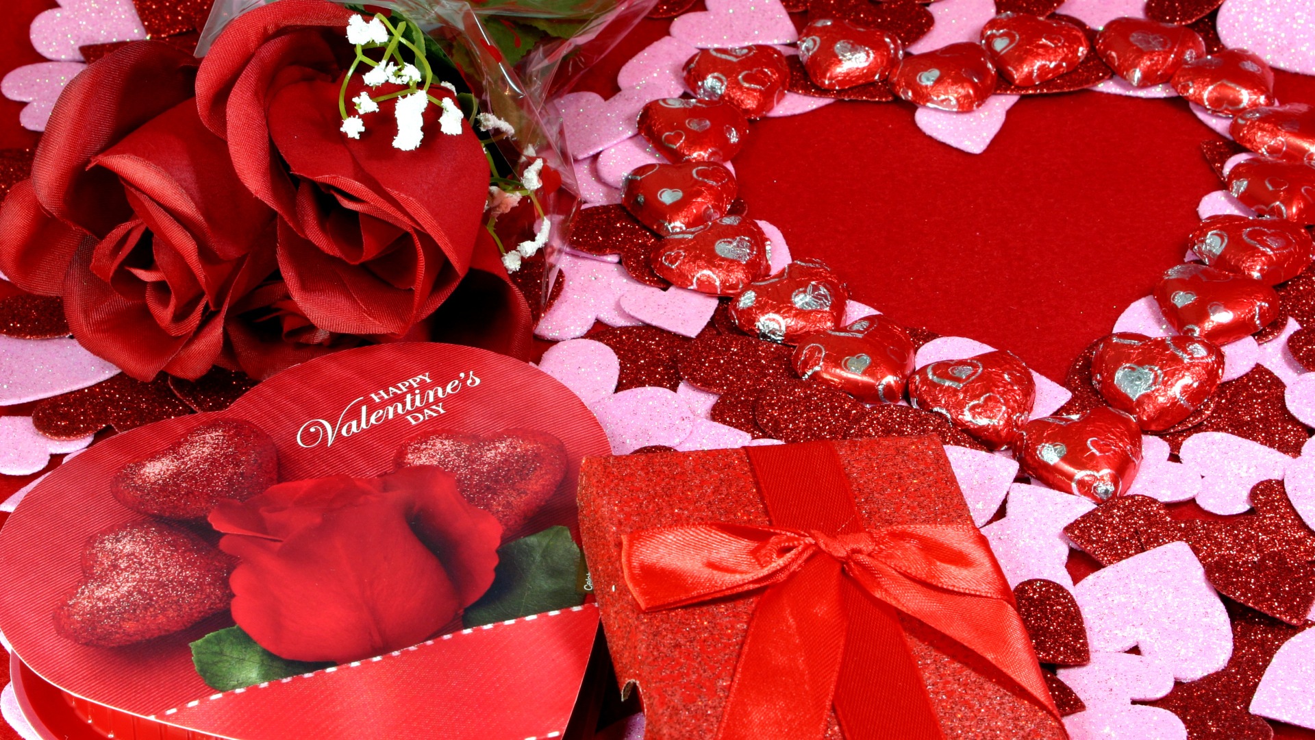 Красные розы и подарки на День Святого Валентина