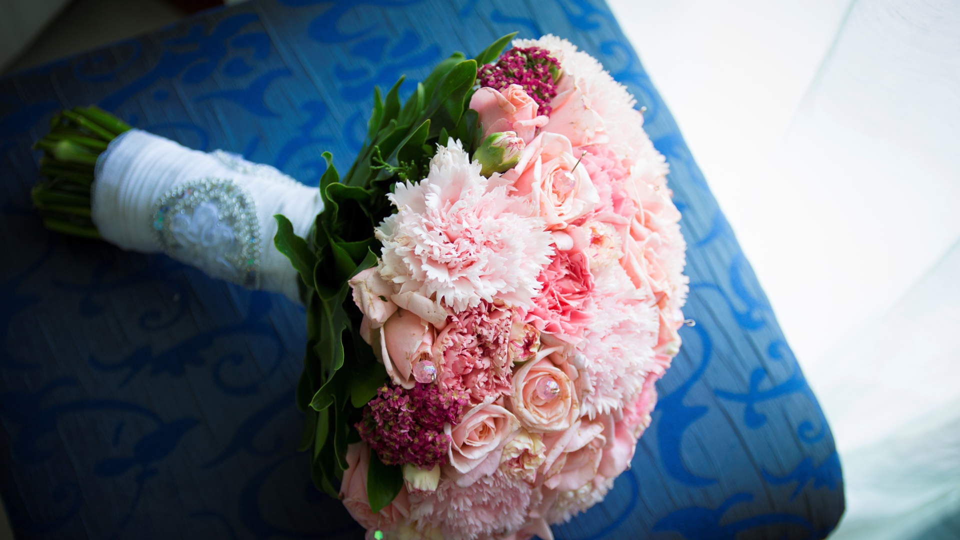 Красивый розовый свадебный букет невесты