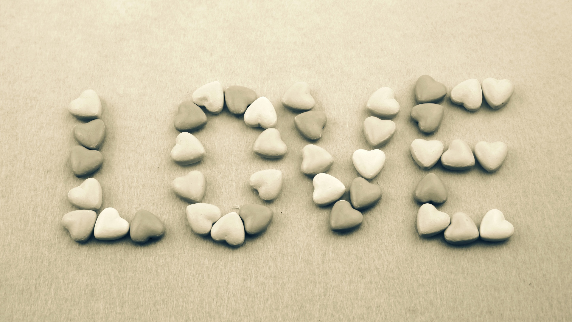 Надпись Любовь из камней в форме сердца