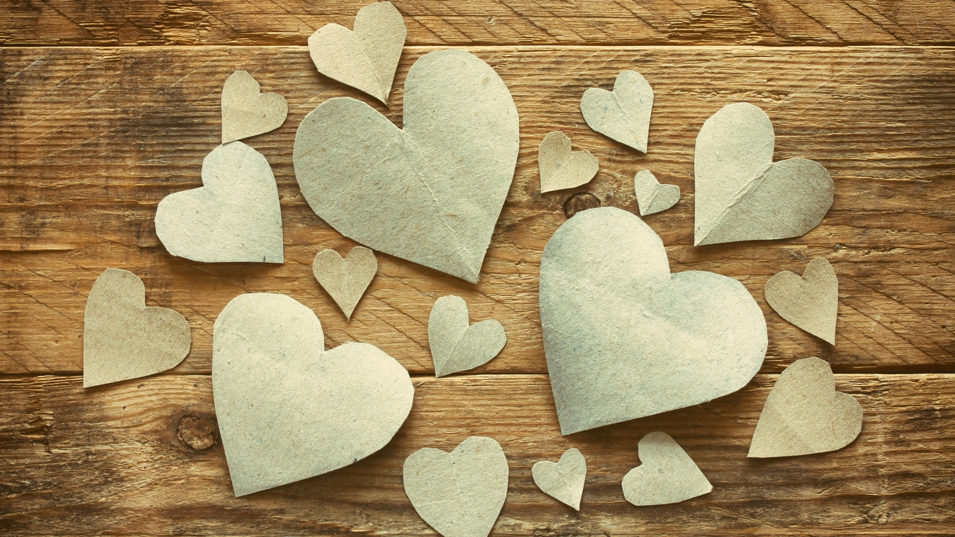 Бумажные сердечки на деревянном столе
