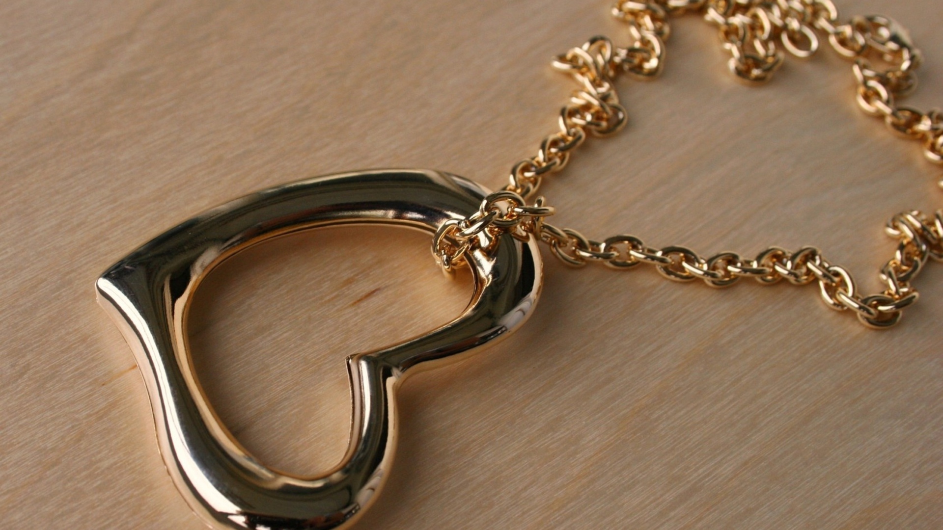 Подвеска в форме сердца на золотой цепочке