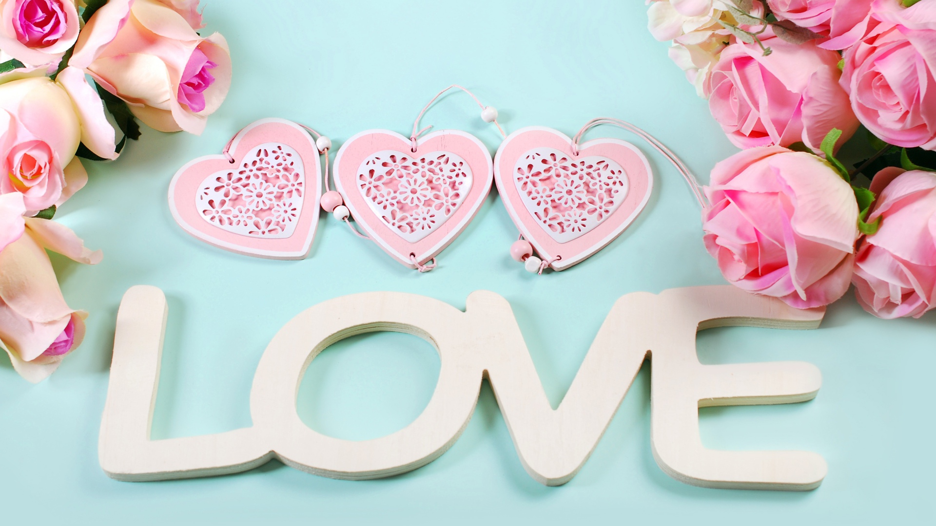 Розовые розы, сердечки и белая надпись Любовь на английском