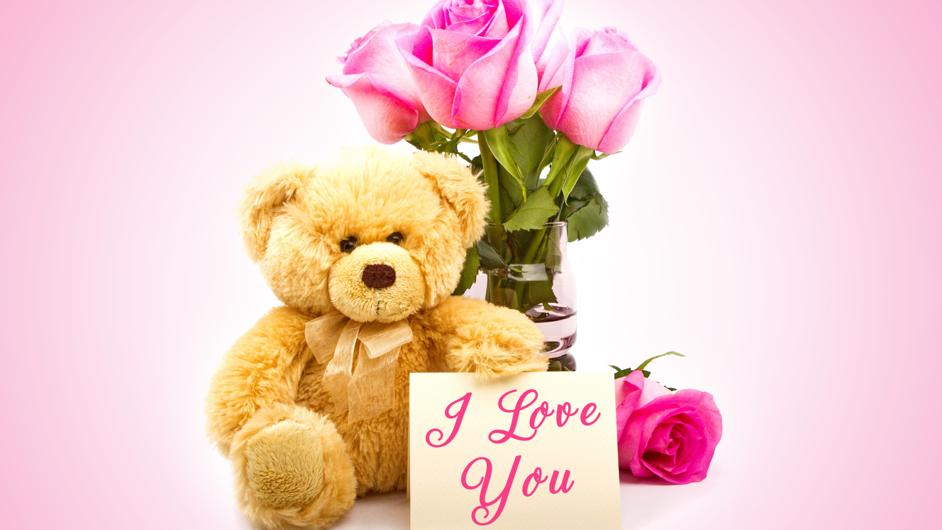 Плюшевый медведь с букетом розовых роз и надписью Я тебя люблю