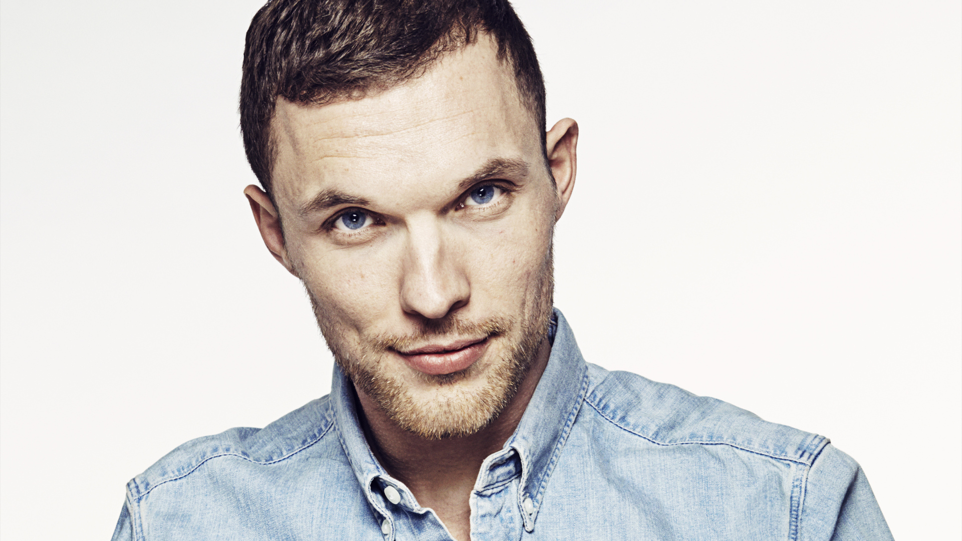 Красивый голубоглазый актер Эд Скрейн фото на белом фоне