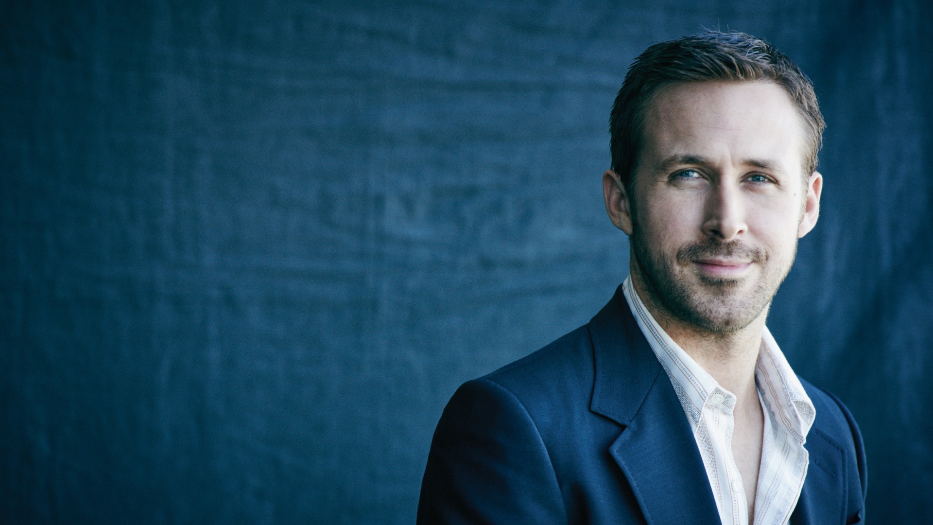 Стильный актер Райан Гослинг в костюме 