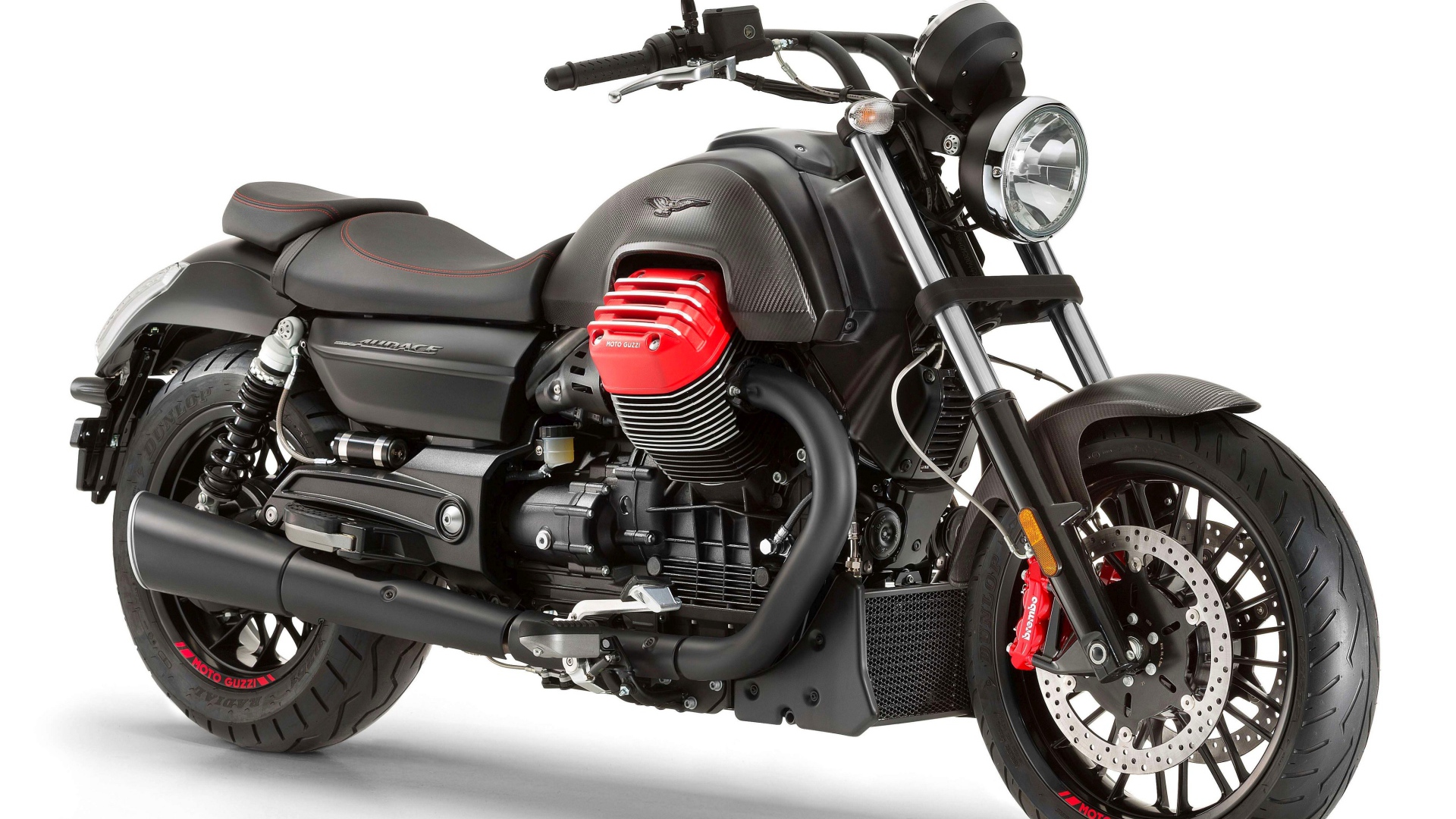 Черный мотоцикл Guzzi Audace Carbon на белом фоне