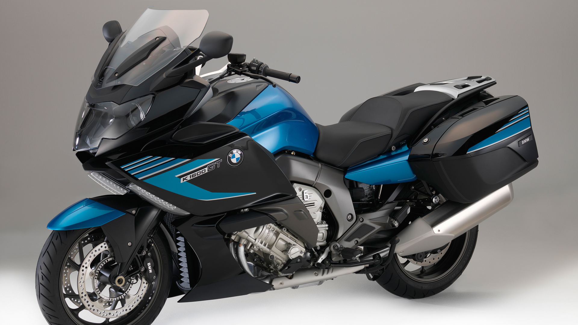 Спортивный мотоцикл BMW K1600GT на сером фоне