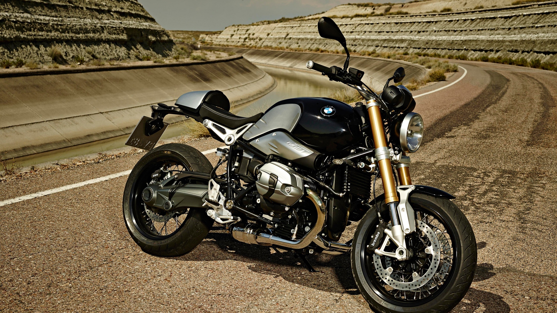 Черный мотоцикл  BMW R nineT на трассе