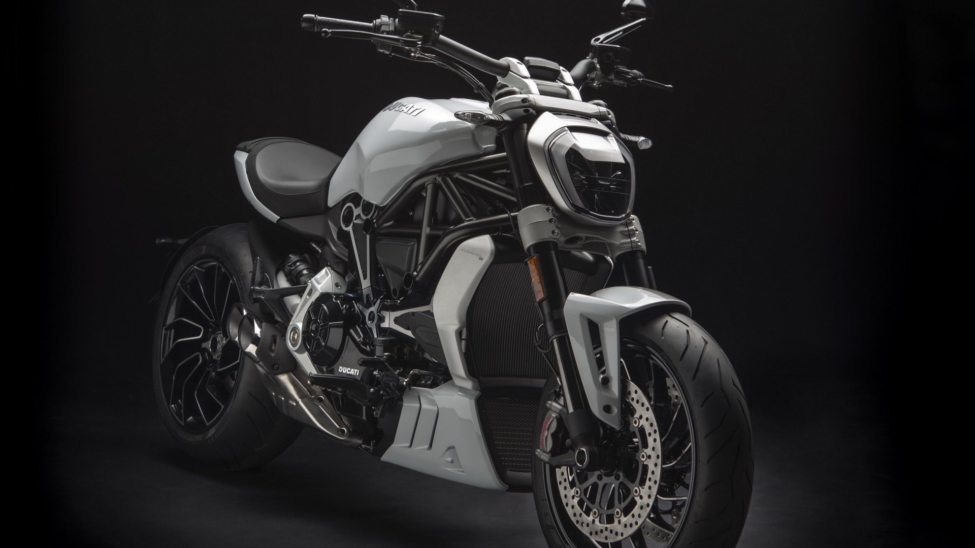 Мотоцикл Ducati XDiavel S, 2018 на черном фоне