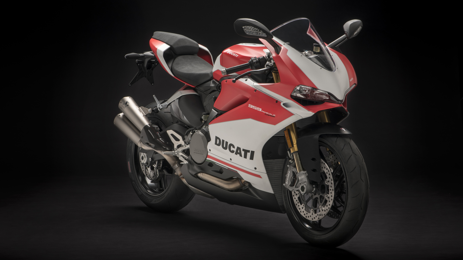 Красный мотоцикл  Ducati 959 Panigale Corse, 2018 на черном фоне