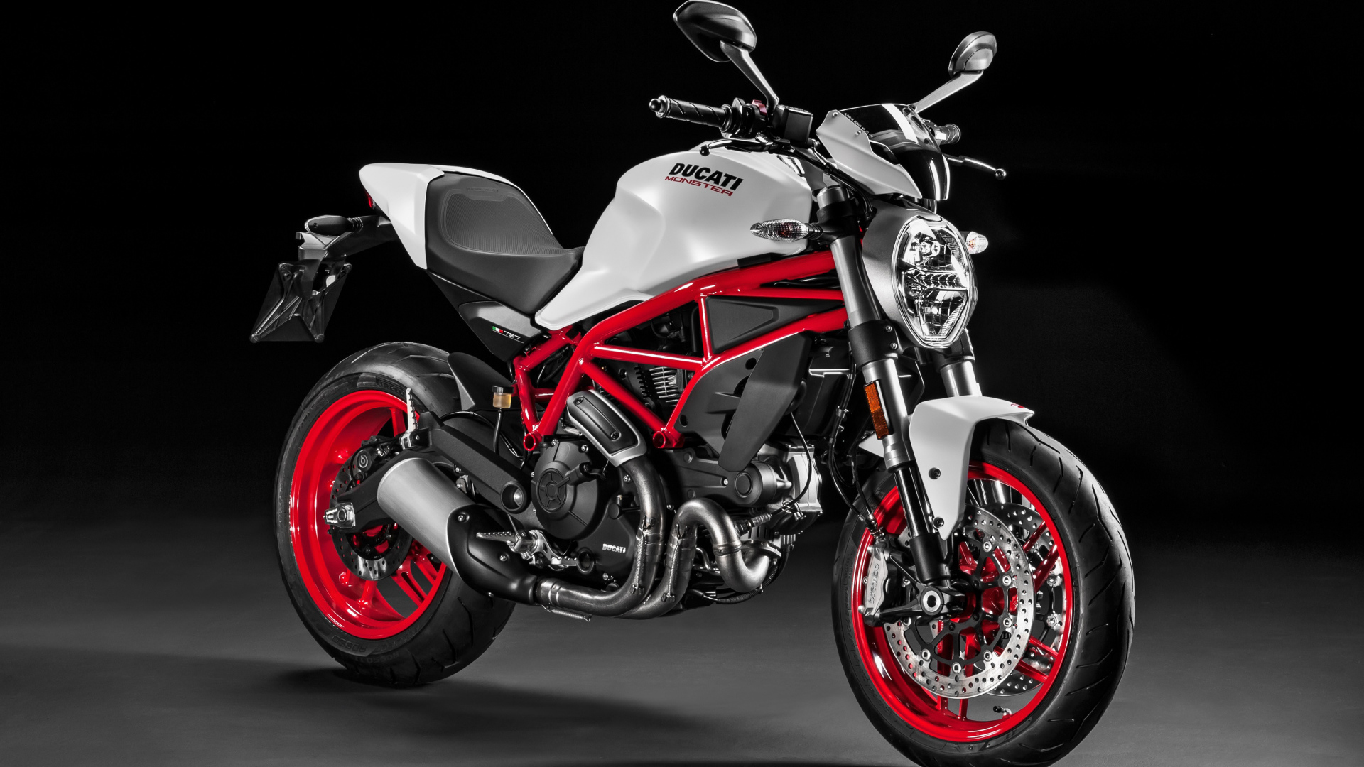 Стильный гоночный мотоцикл Ducati Monster 797 Plus, 2017