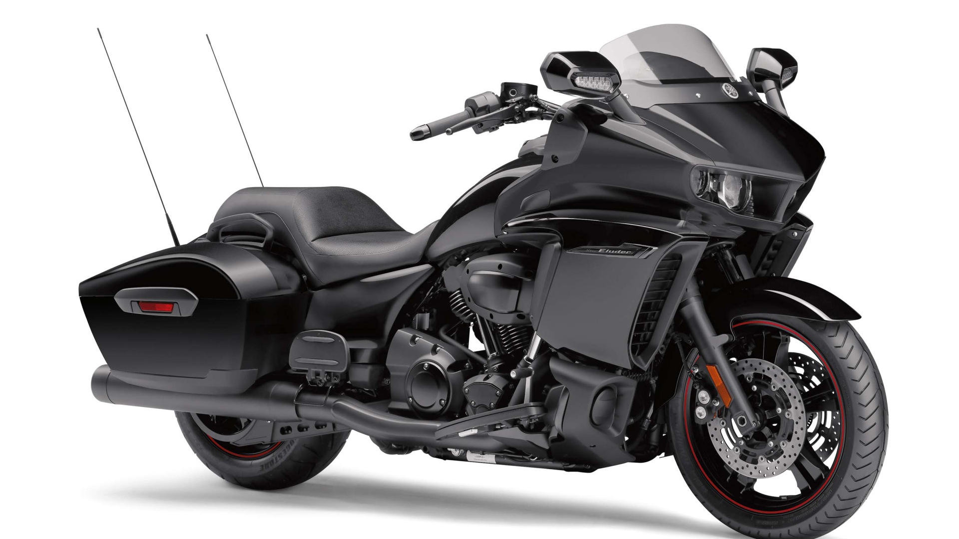 Черный мотоцикл Yamaha Star Eluder, 2018 на белом фоне