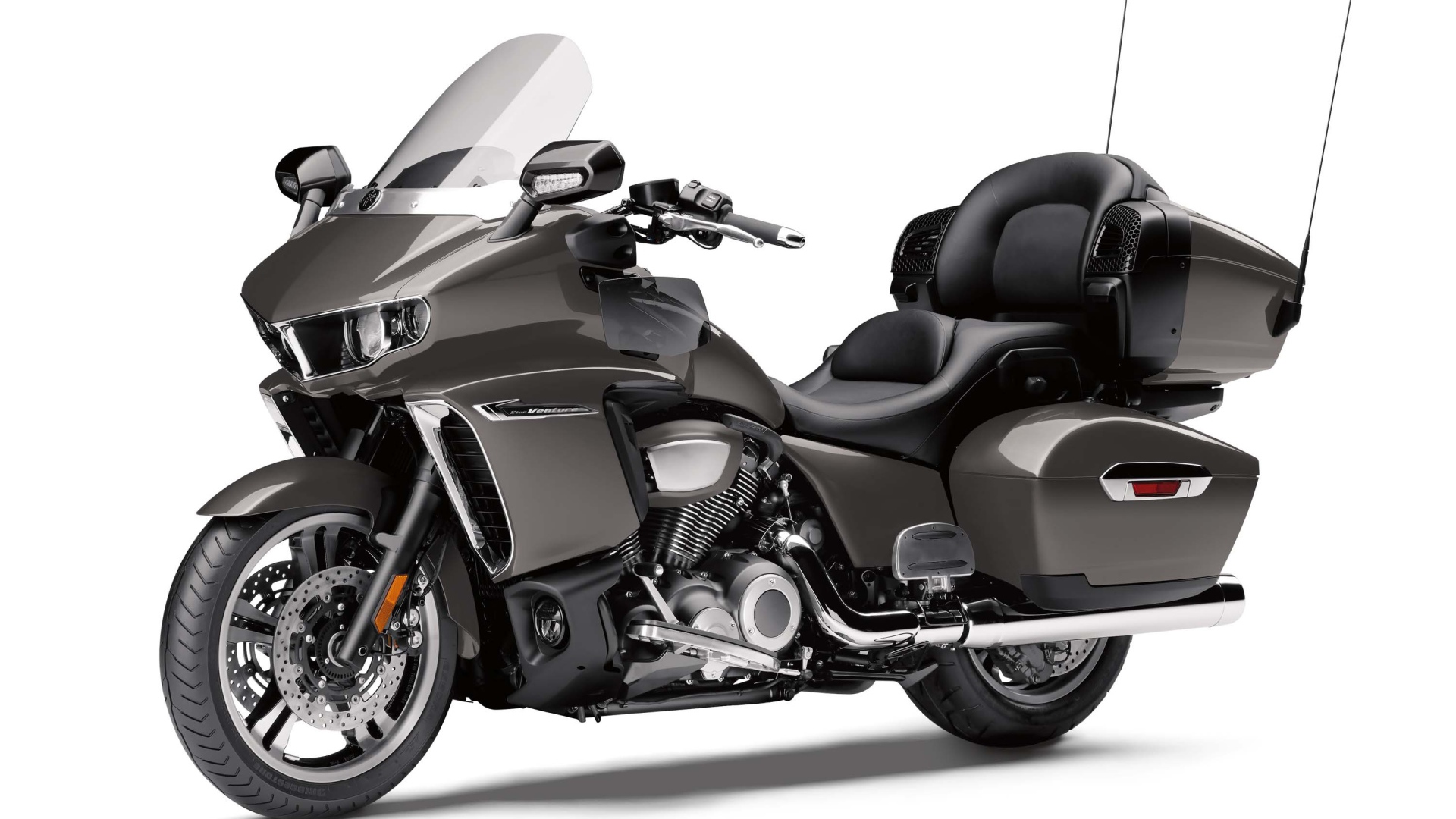 Серый мотоцикл Yamaha Star Venture, 2018 на белом фоне