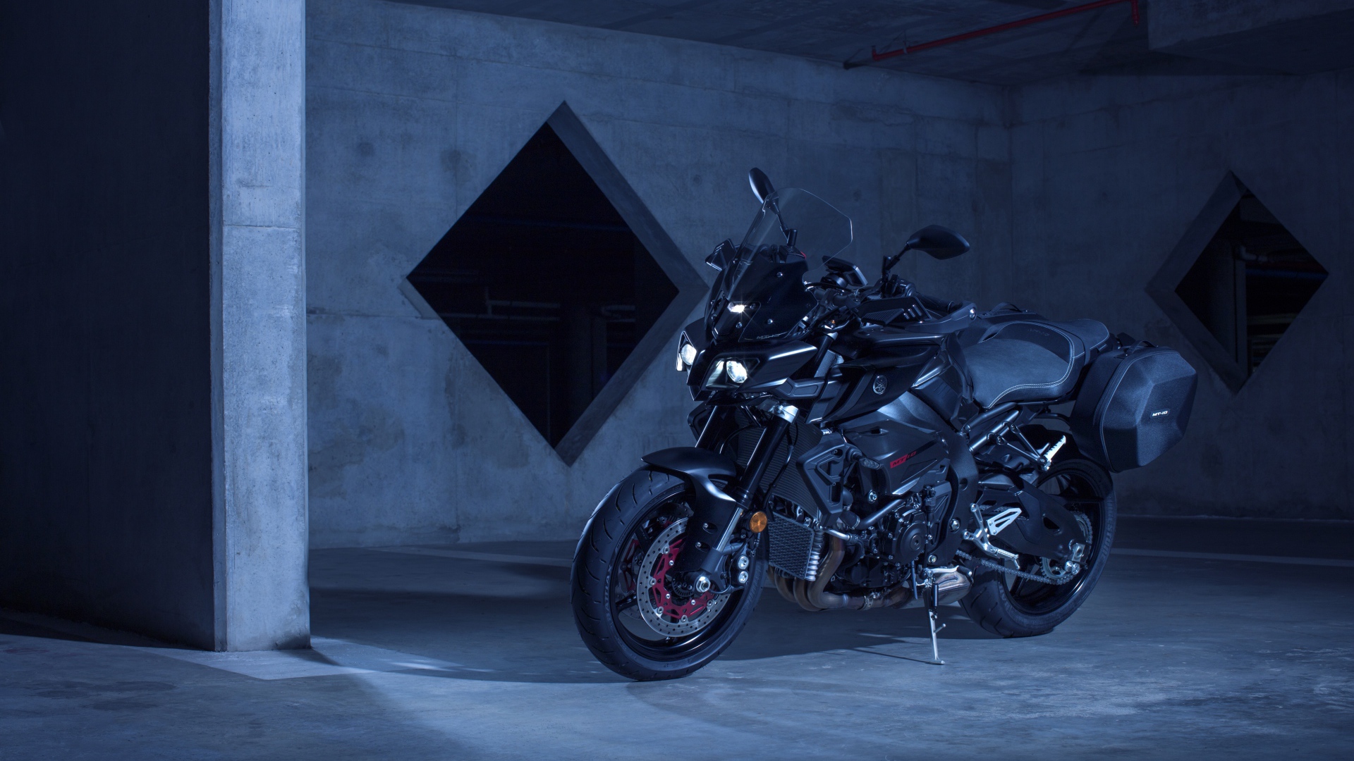 Мотоцикл Yamaha MT-10 в гараже 