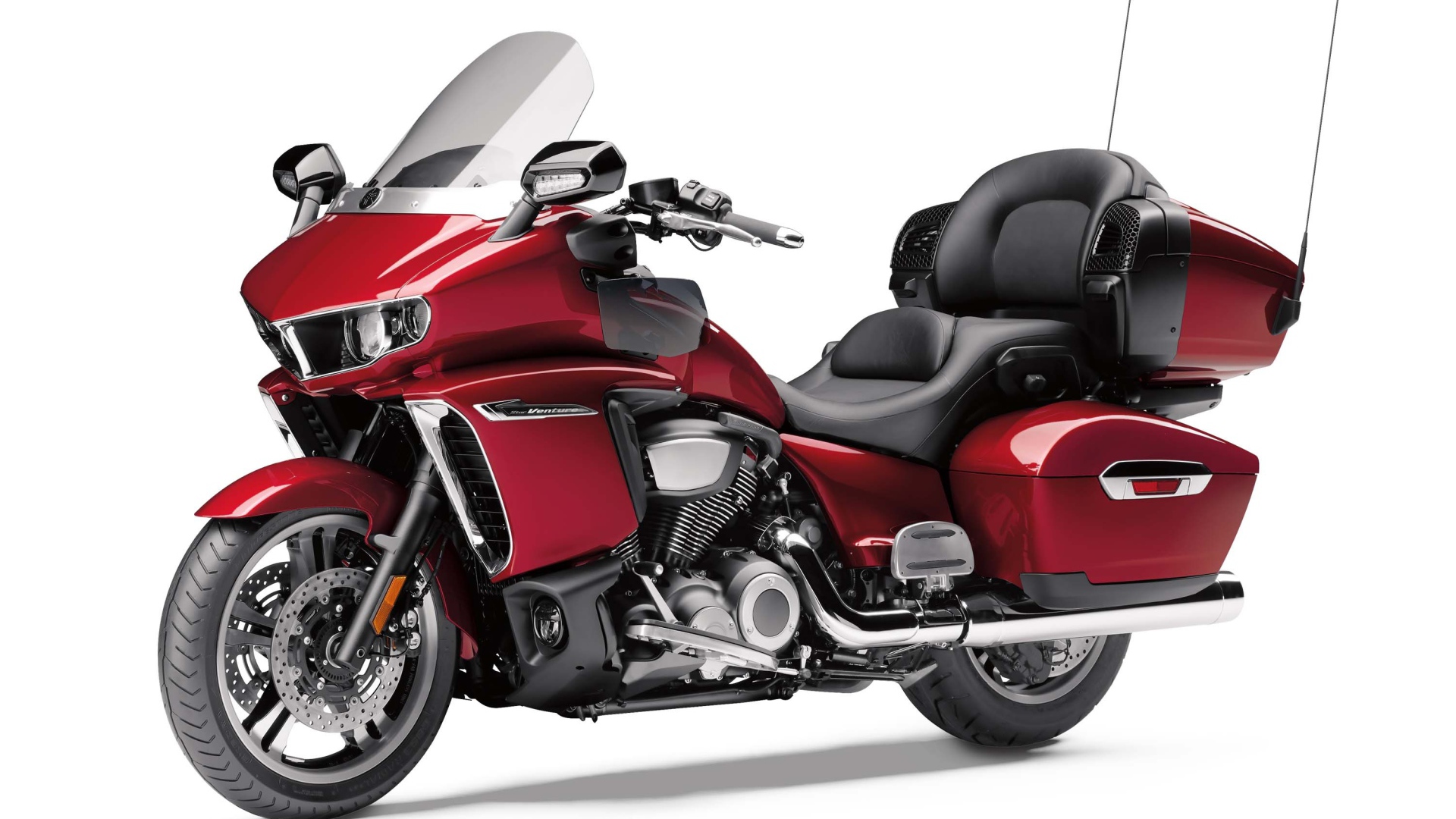 Красный мотоцикл Yamaha Star Venture, 2018 на белом фоне