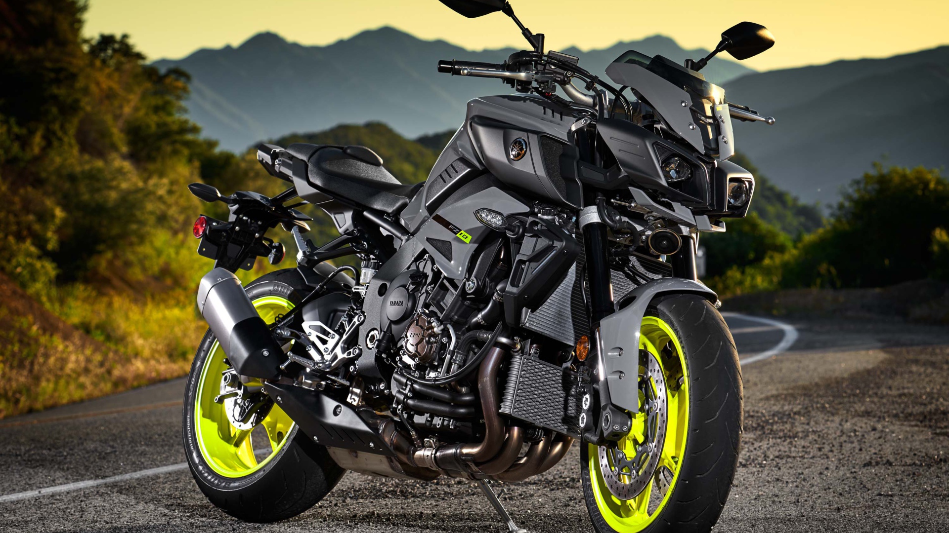 Спортивный мотоцикл  Yamaha FZ-10 на трассе 