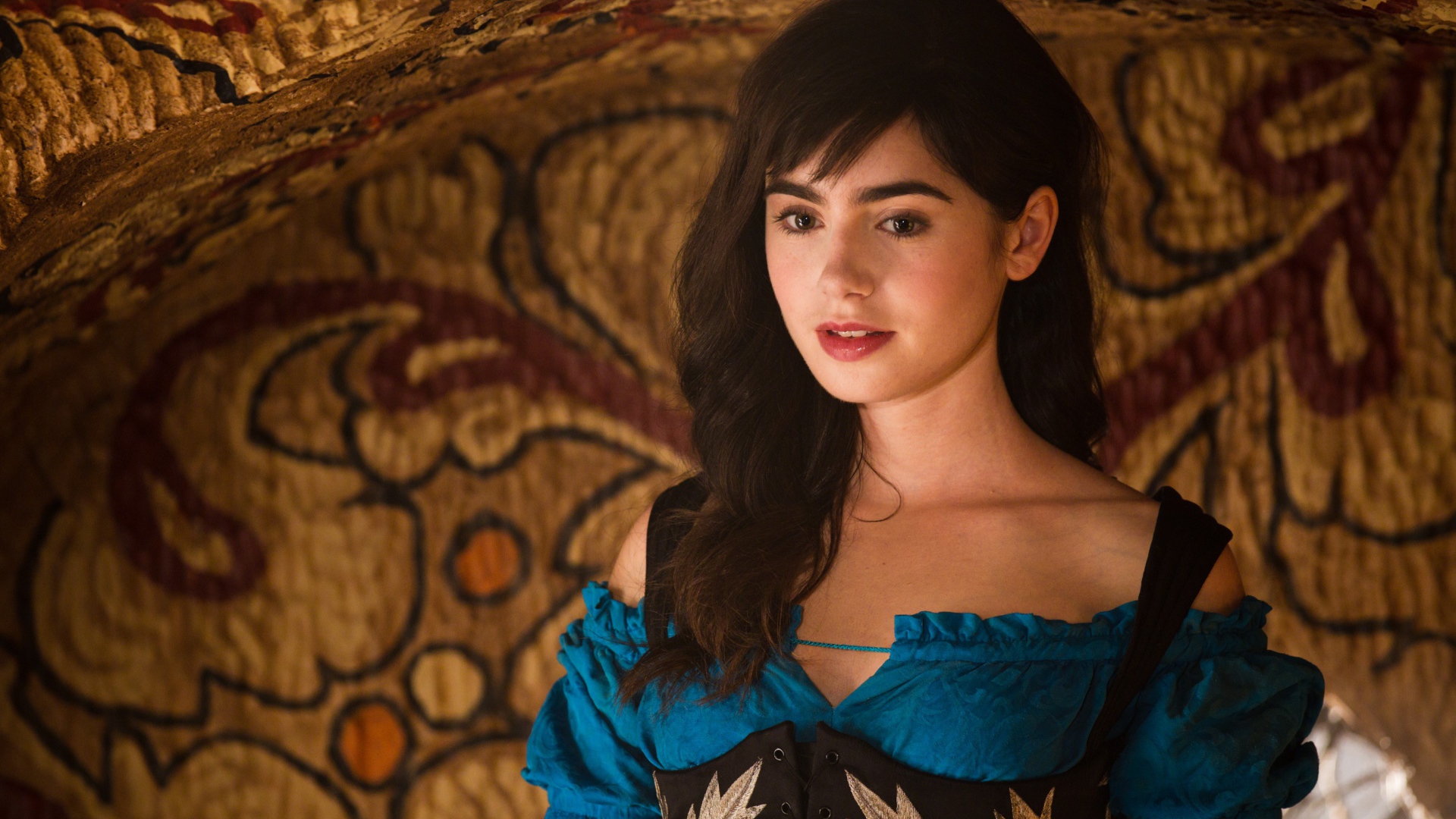 Актриса Лили Коллинз в фильме Белоснежка Месть гномов 