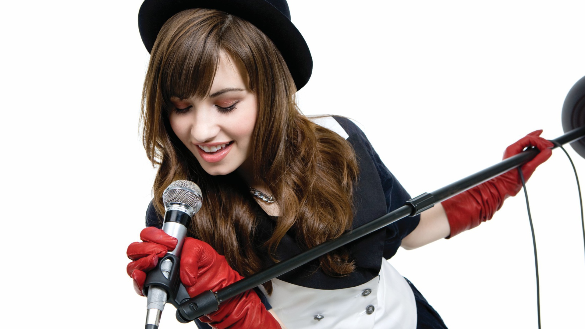 Американская певица и актриса Деми Ловато с микрофоном 