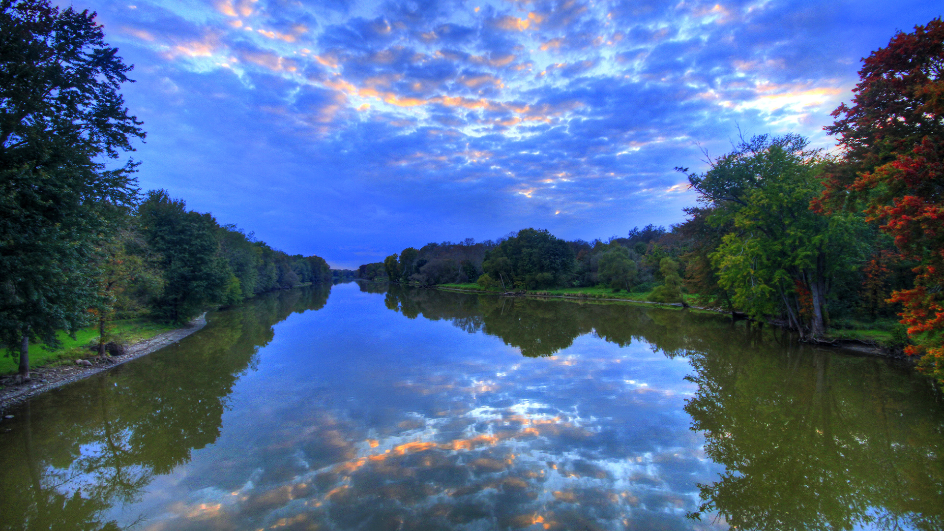 Красивое необычное небо отражается в реке