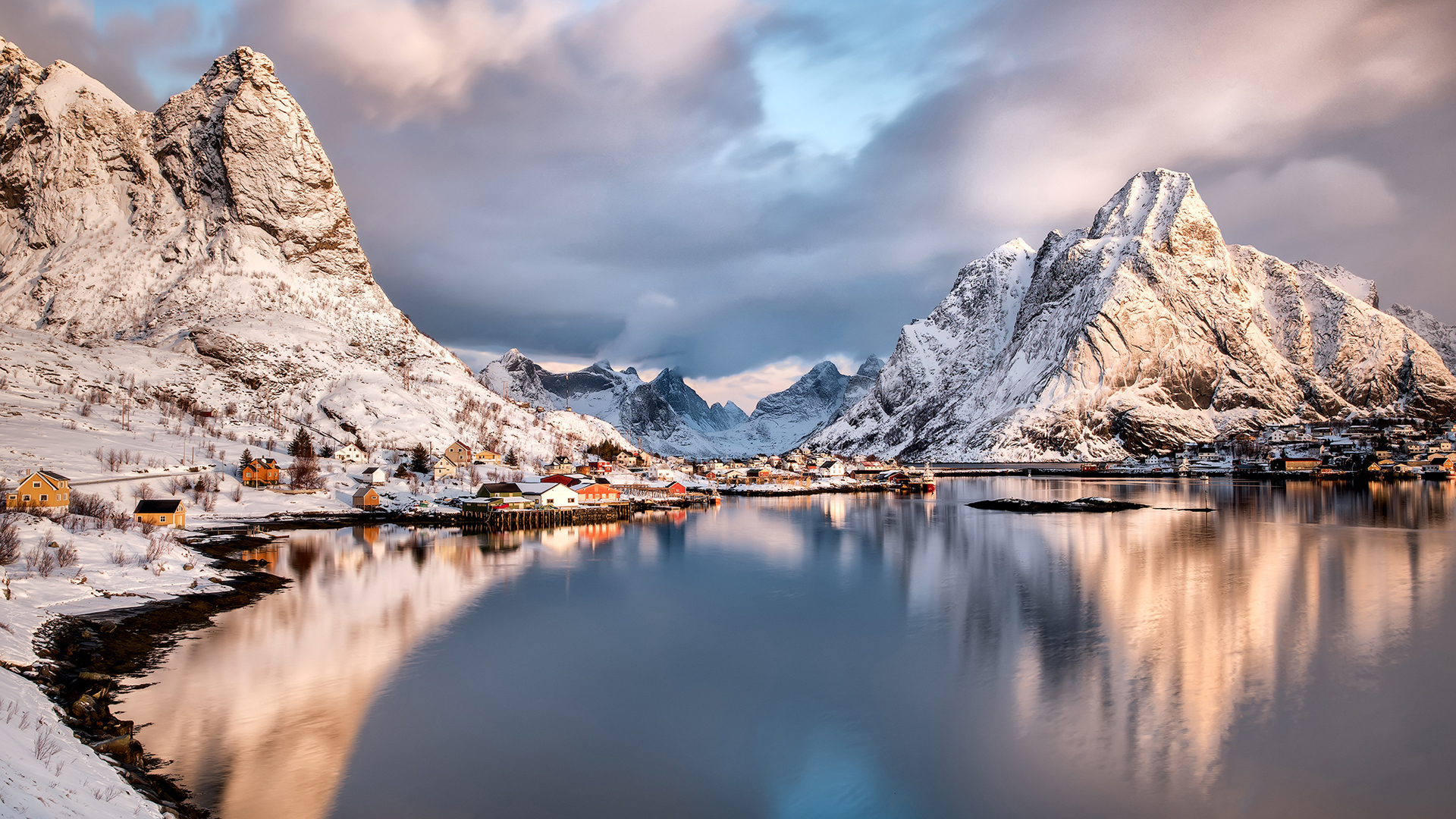 Озеро у заснеженных гор, Лофотенские острова. Норвегия 