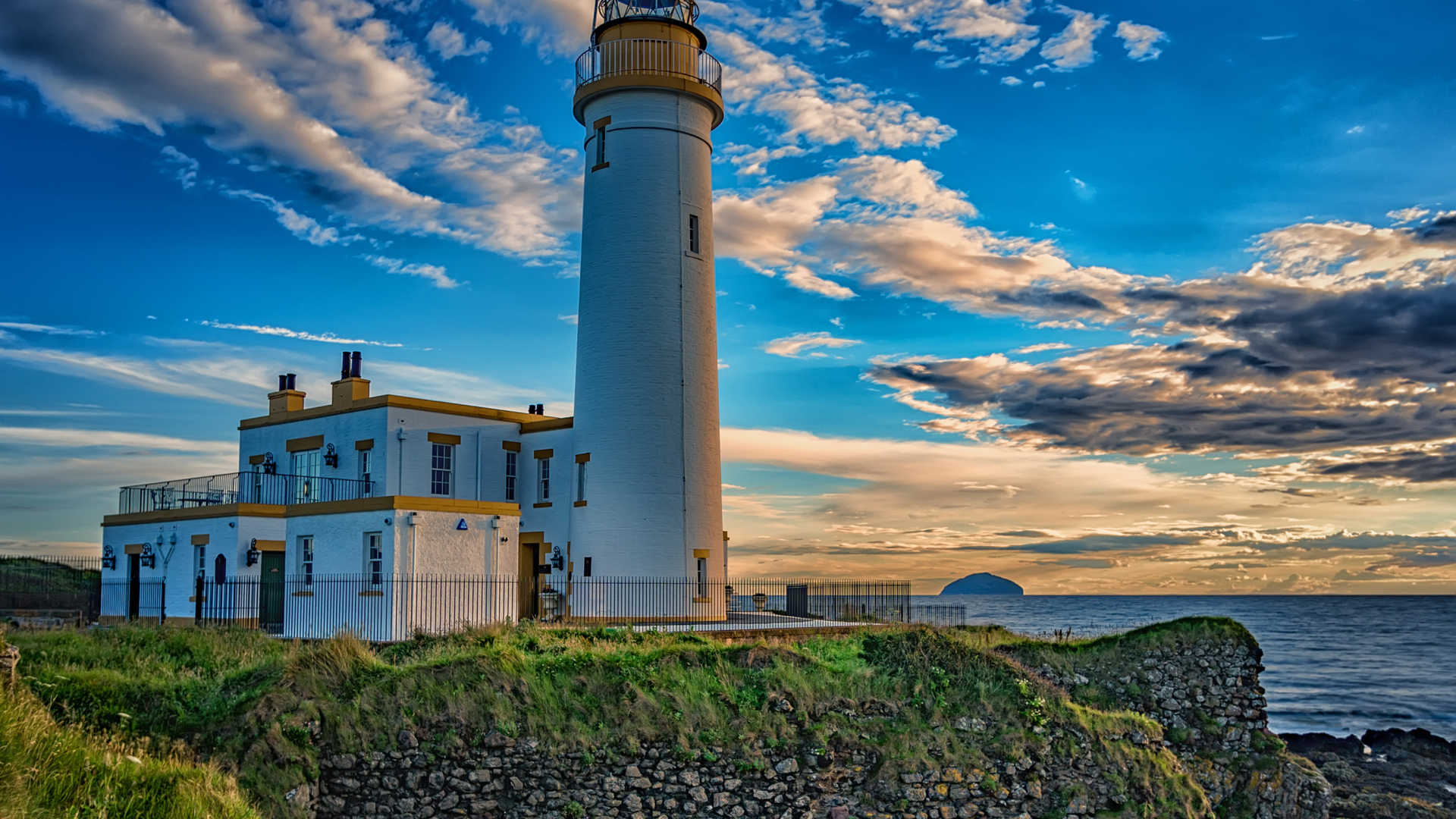 Маяк на побережье под красивым голубым небом