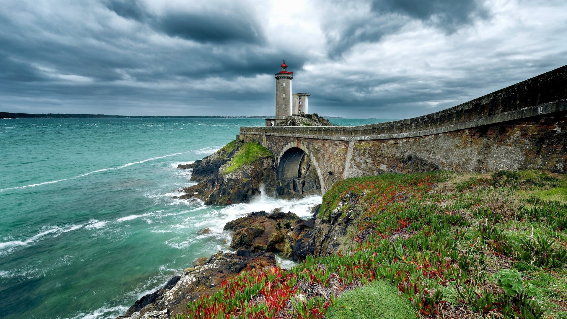 Старый маяк на берегу моря 