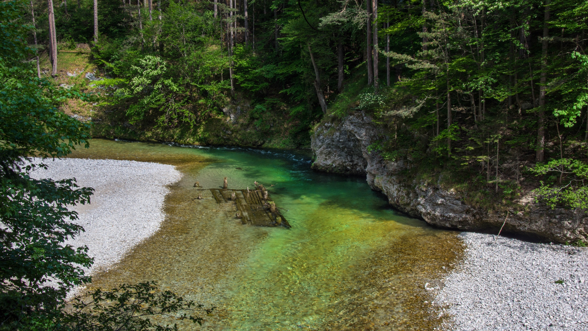 Река возле каменного утеса 