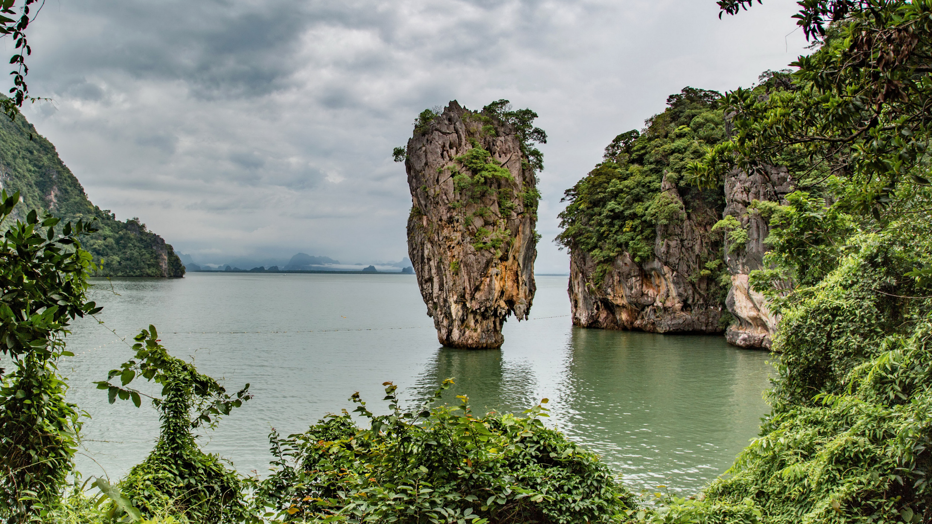 Скала в заливе в тропиках Таиланд
