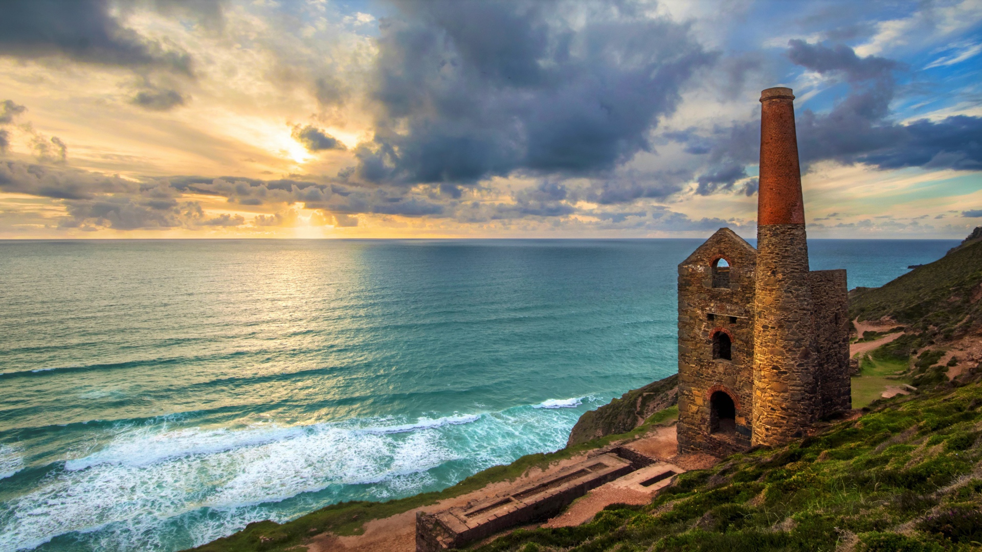 Руины здания на берегу океана под красивым  небом