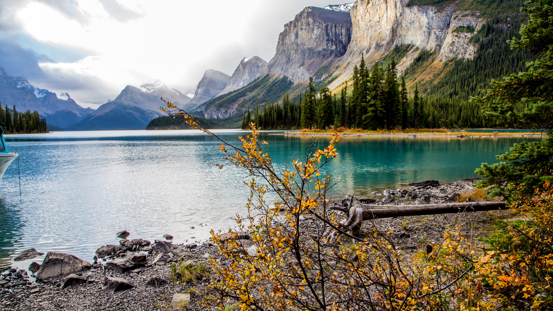 Остров Спирит на озере Малайн, Национальный парк Джаспер, Канада 