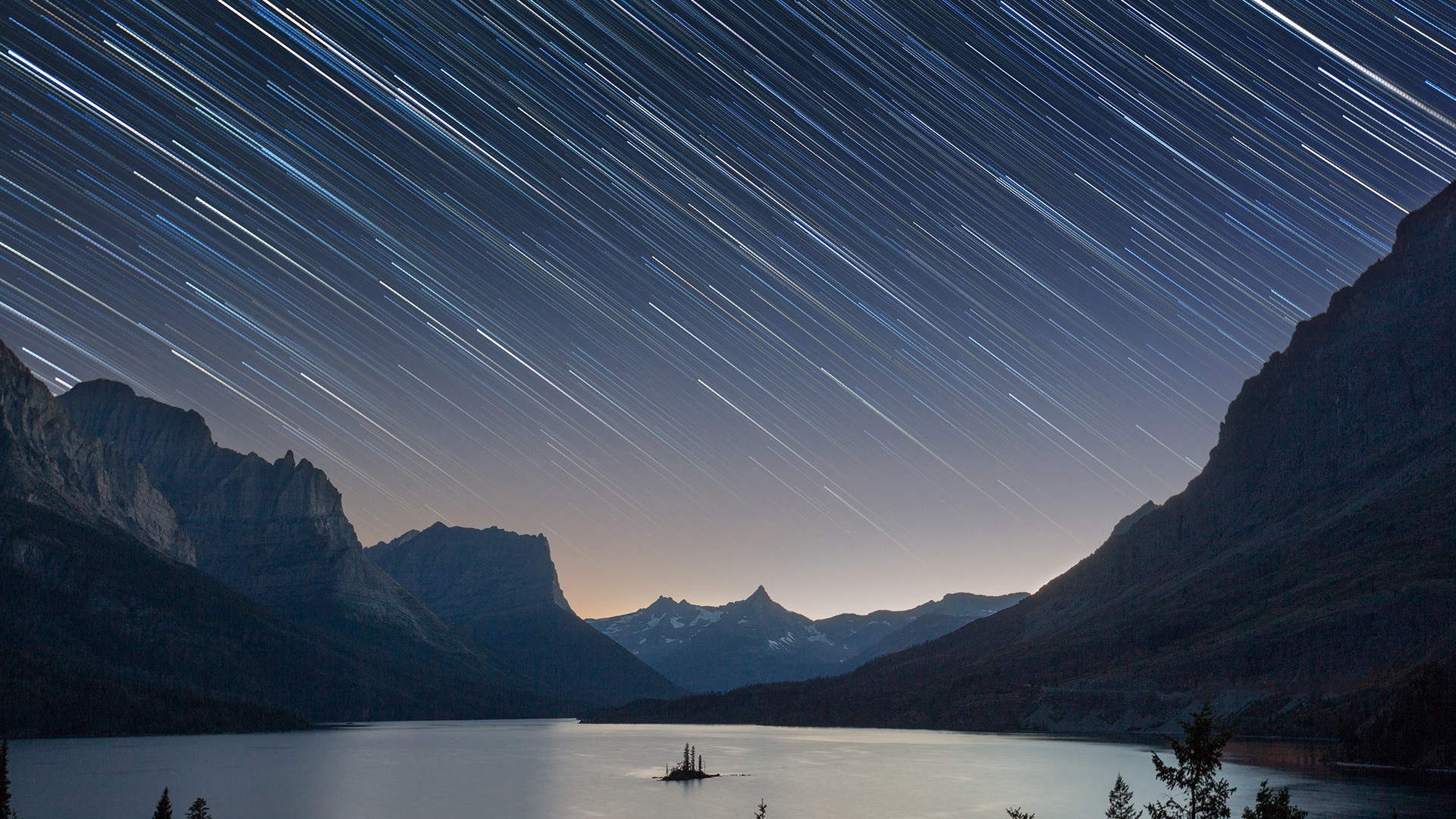 Звездный дождь над норвежский фьордом 