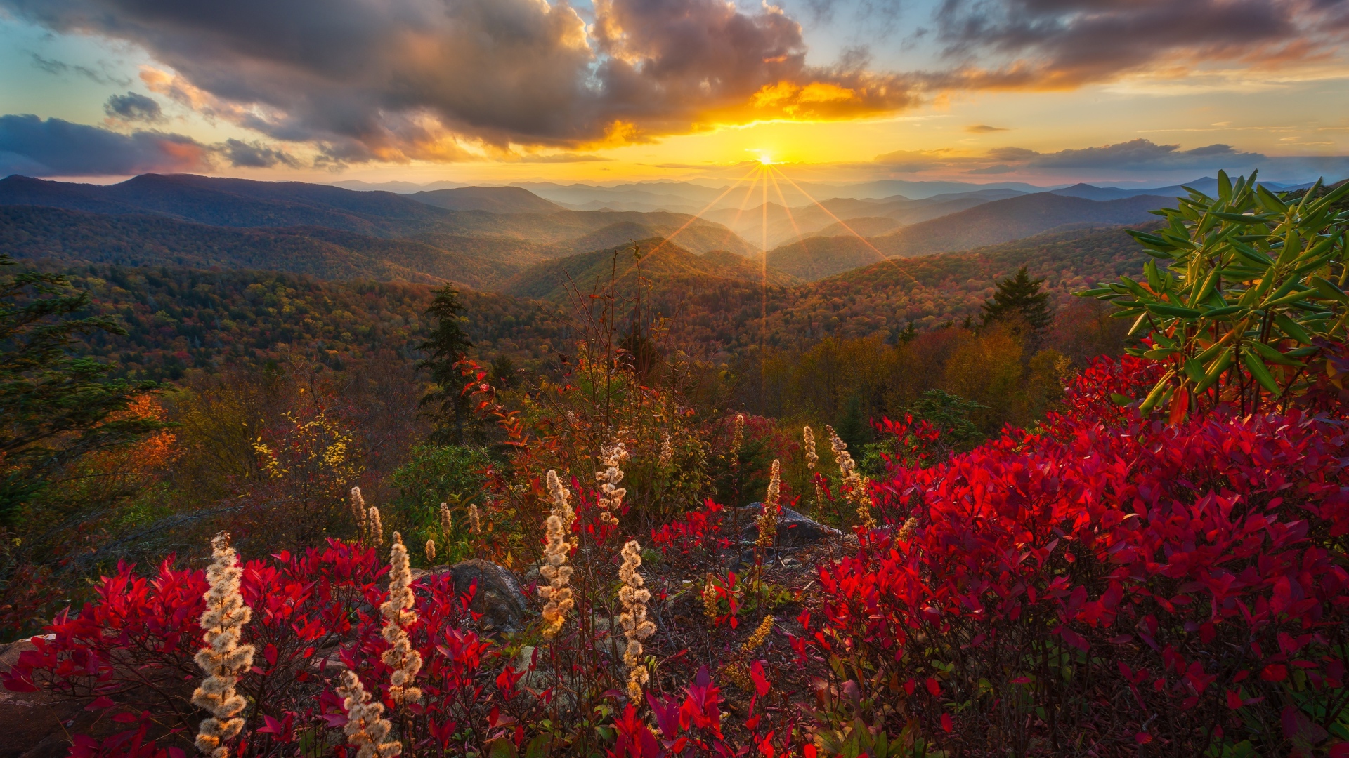 Закат солнца в небе над горным пейзажем